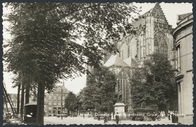 606165 Gezicht op het Domplein te Utrecht, met de Domkerk en het standbeeld van Graaf Jan van Nassau.